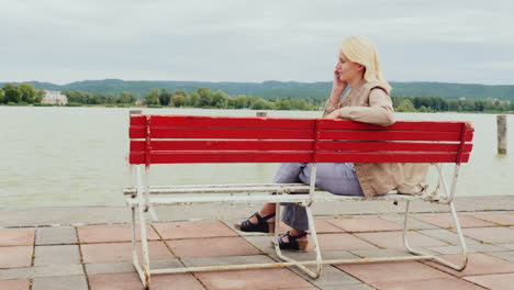 woman on a bench makes a phone call