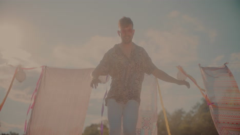 un joven sonriente disfrutando de la danza mientras se mueve con la música