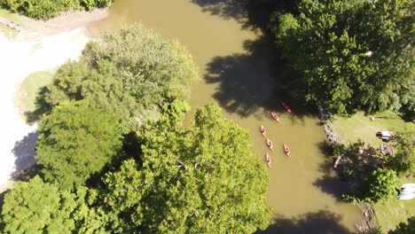 Vista-Aérea-De-Kayakistas-Bajando-Por-El-Río-Huron-En-El-Sureste-De-Michigan---Disparo-De-Drones