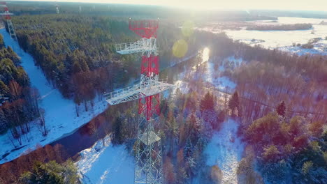 Sendemast-Im-Wald.-Energietechnik.-Strommast