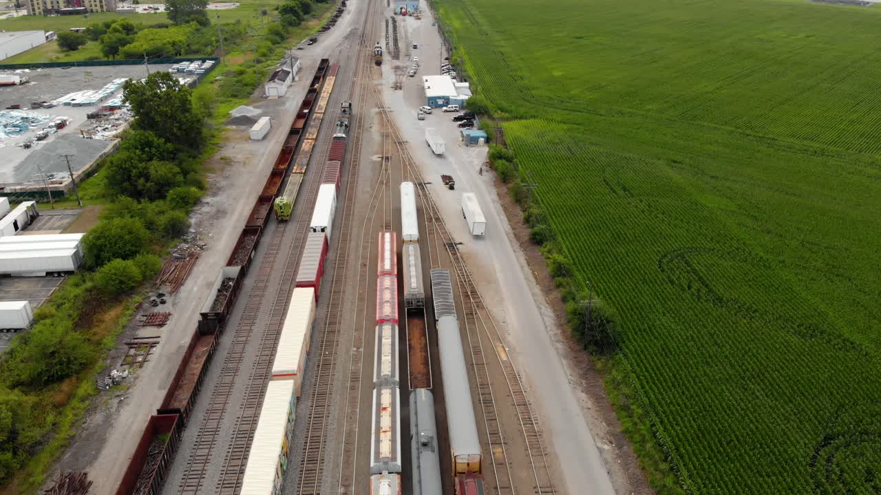 출발을 기다리는 기차역에 주차된 여러 열차를 보여주는 4k 항공 보기