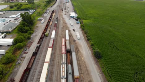 vista aérea de 4k que muestra varios trenes estacionados en una estación de tren esperando para salir