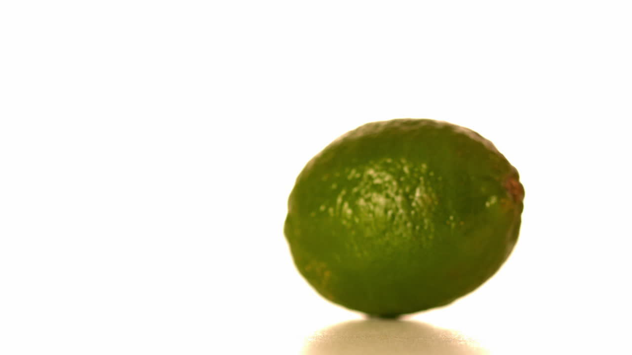 cal girando en la superficie blanca