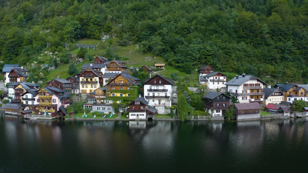 Luftbillede af traditionelle østrigske huse i Hallstatt, Østrig