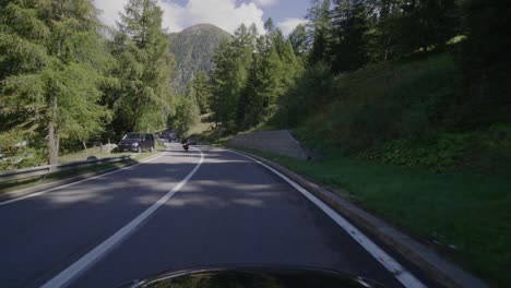 Fahren-Auf-Dem-Simplonpass-In-Der-Schweiz