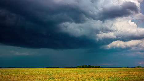 Bauern-Ernten-Ihre-Ernte,-Während-Dunkle-Gewitterwolken-Den-Himmel-Verschließen