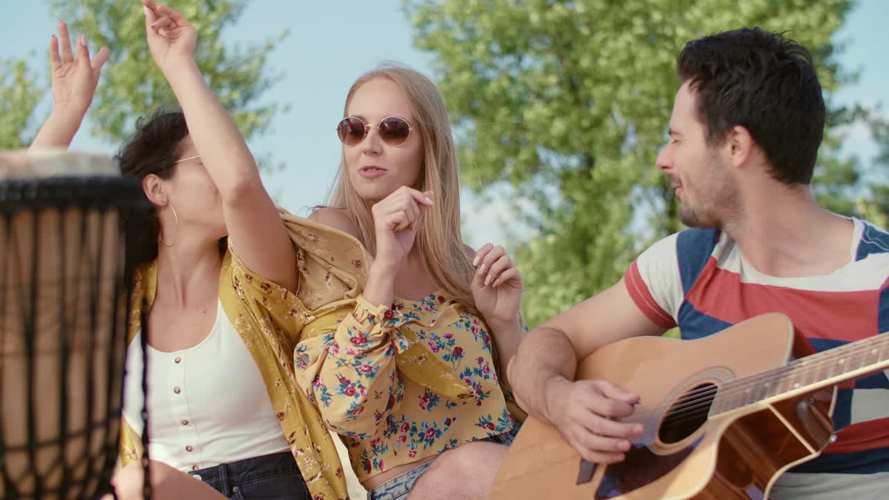 gente de fiesta pasando un buen rato en la playa/dabrowa gornicza/polonia