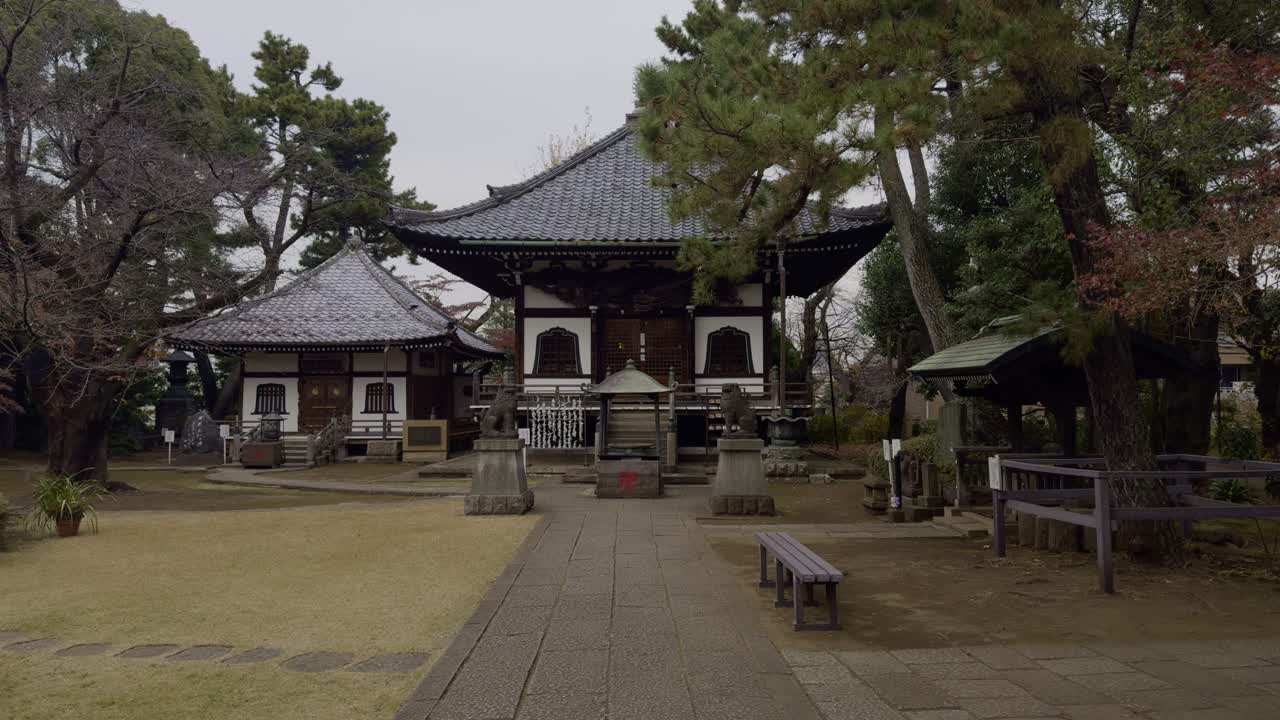 templo de otoño en japón: belleza de hojas rojas un templo japonés sereno abrazado por hojas rojizas vibrantes durante la temporada de otoño.