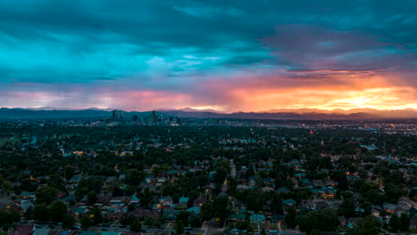 hiperlapso aéreo de los barrios residenciales de denver lanzando fuegos artificiales el día de la independencia