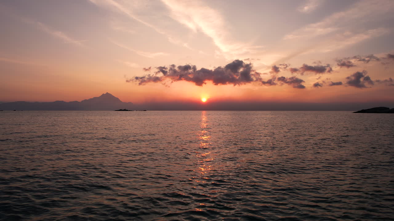 해가 뜨면 해수면 위에서 낮게 날아다니며, 아침 태양과 지평선 위의 구름, 드론