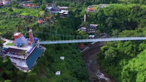 vista aérea del puente de vidrio de blangsingah en bali, indonesia - toma de un avión no tripulado