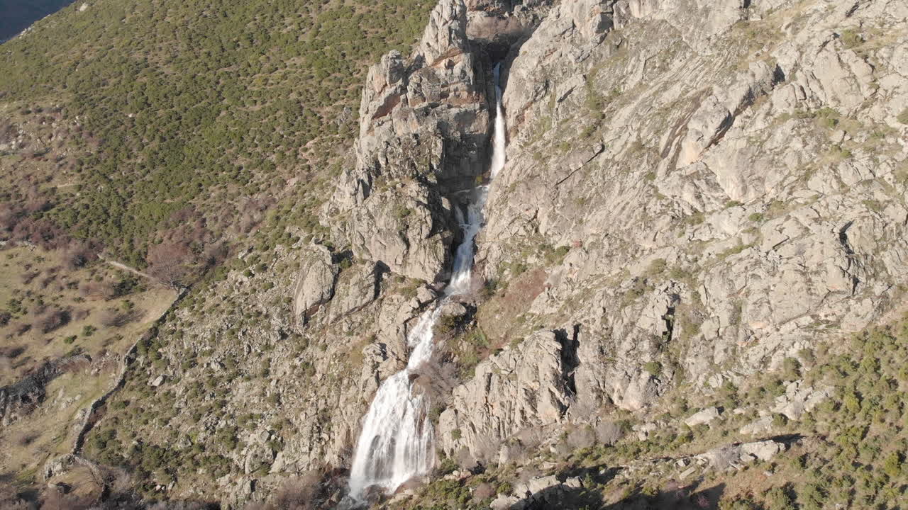 fantástica cascada llamada "cascada la chorrera de los litueros" de españa