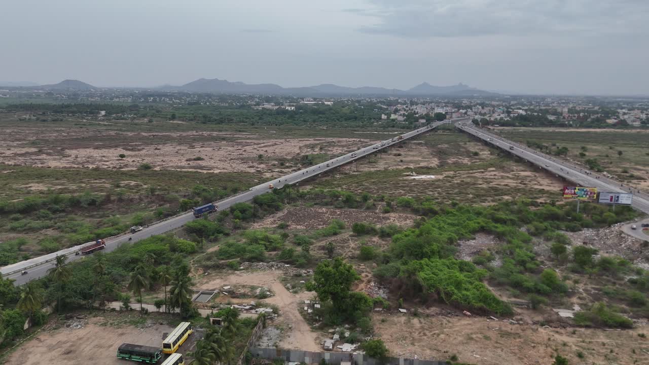 vista elevada de un largo tramo de la carretera que pasa por un río seco con tráfico