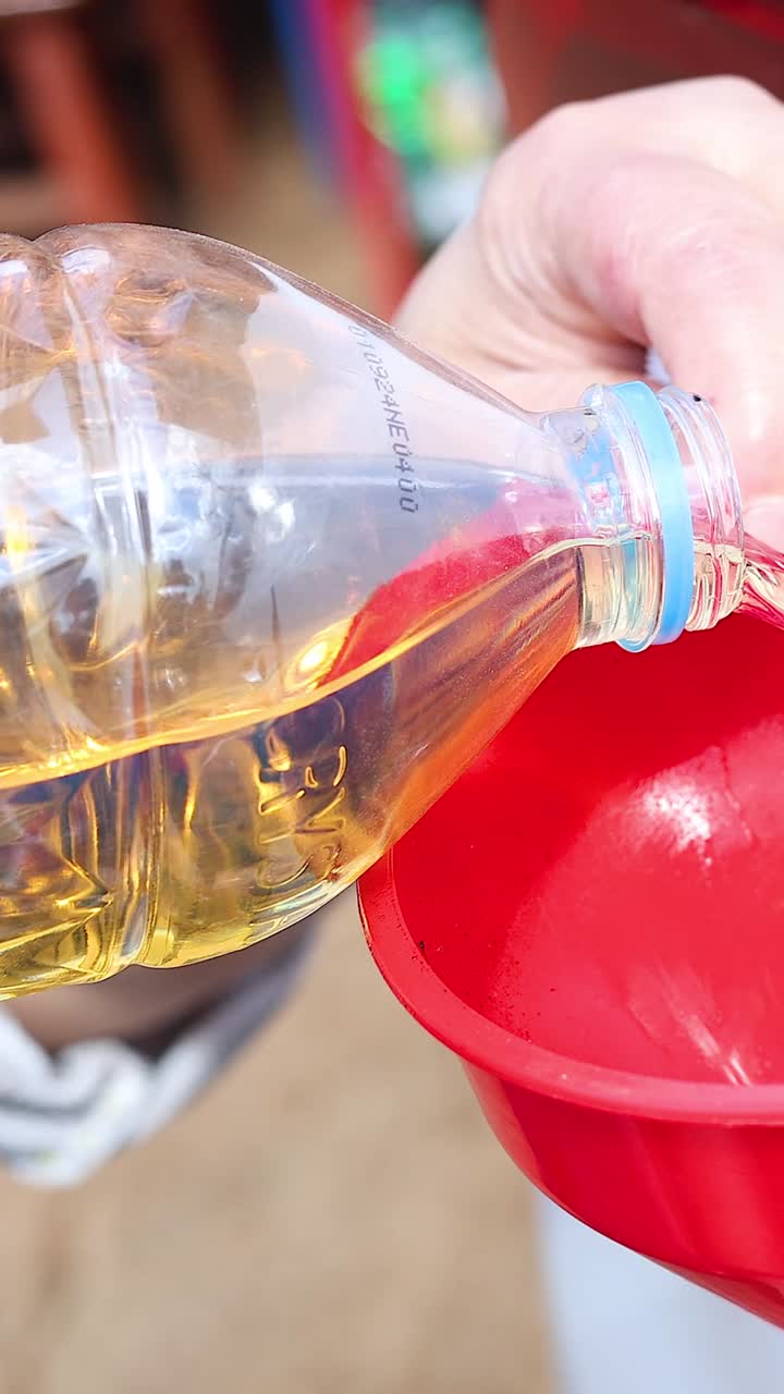 vertido secuencial de líquido ámbar a través de un embudo