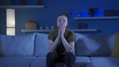 mujer deprimida cubriéndose la cara con la mano.