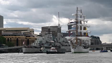 Arc-Gloria-Junto-Al-HMS-Belfast,-Londres,-Reino-Unido