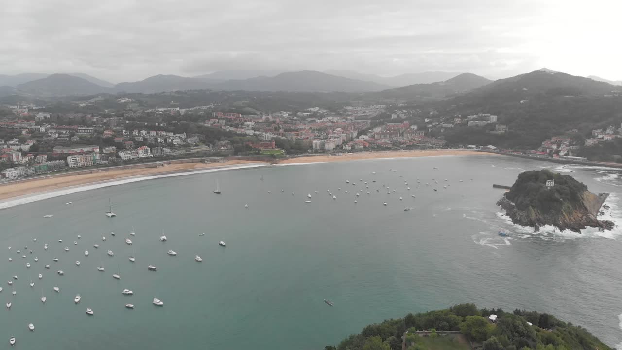 Veduta aerea panoramica della spiaggia della Concha in
