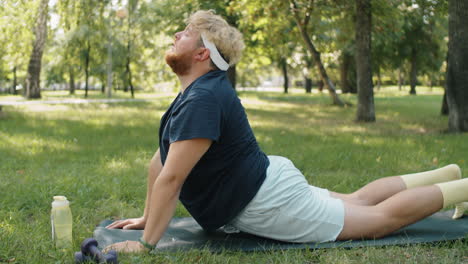 hombre con sobrepeso practicando yoga al aire libre en el parque