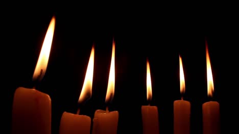 velas encendidas con fondo negro 7