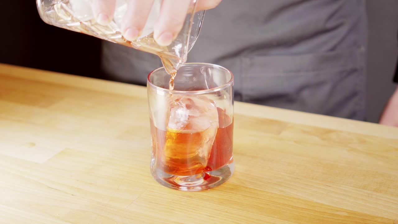 믹싱 글라스에서 네그로니를 따르고