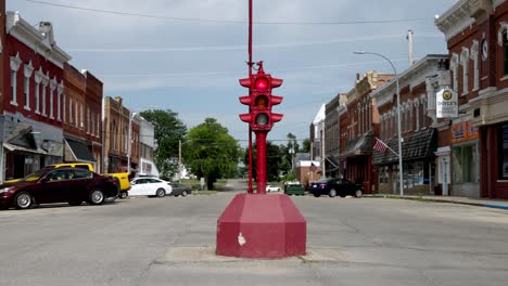 Antiguo-Semáforo-De-Cuatro-Vías-En-El-Centro-De-Toledo,-Iowa,-Con-Vídeo-Estable-En-Primer-Plano