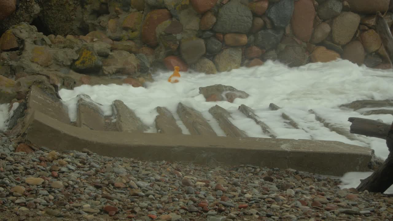 버려진 해안 방어 건물의 계단을 강타하는 폭풍우 치는 파도