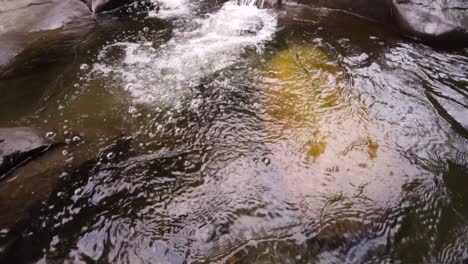 Zeitlupe-Eines-Kleinen-Wasserfalls-In-British-Columbia