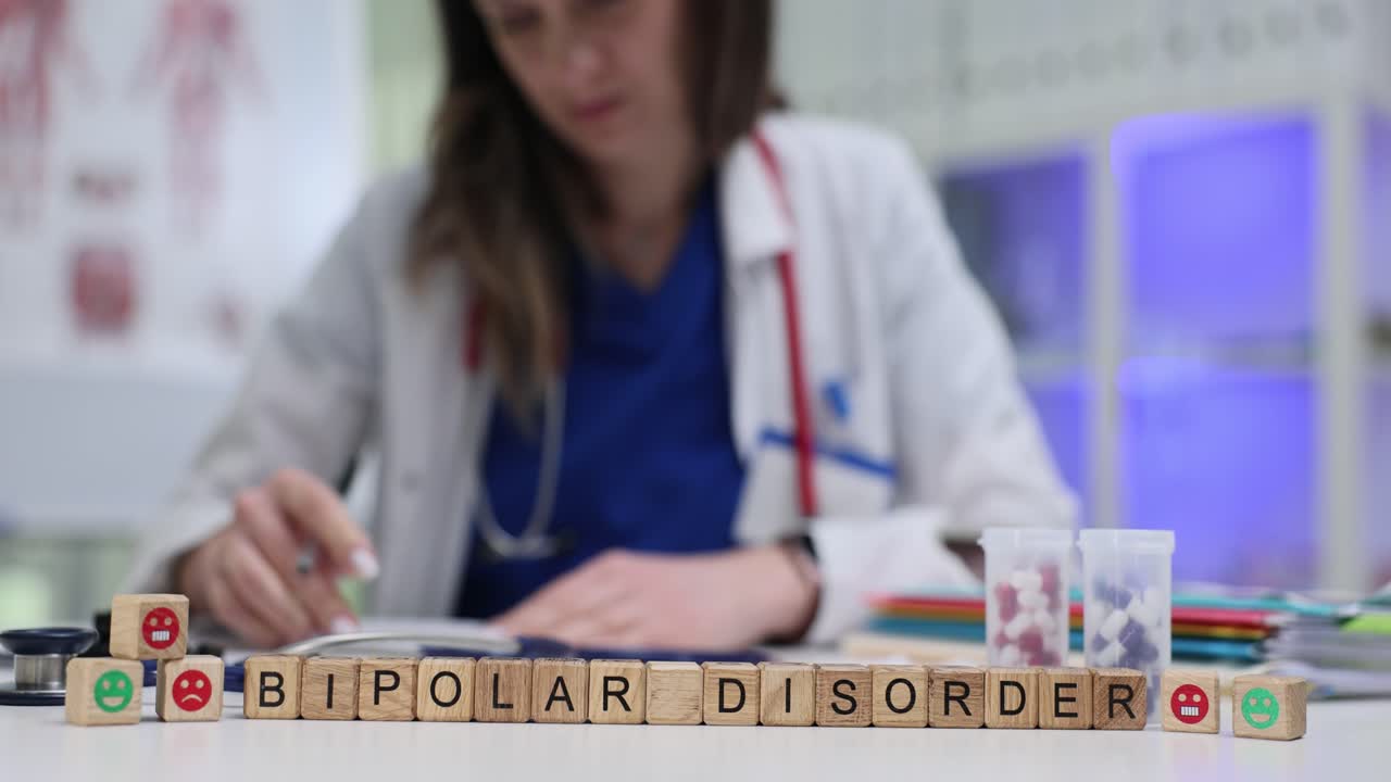 Scritta "disturbo bipolare" su blocchi ed emoji sulla scrivania dello psichiatra.
