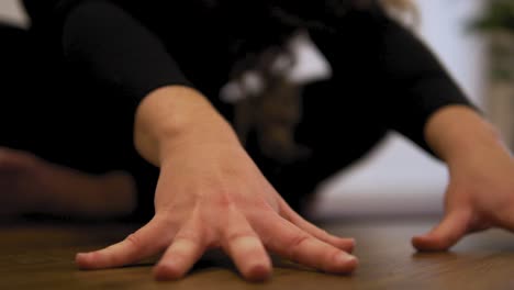 Instructora-De-Yoga-Femenina-Está-Haciendo-Gimnasia