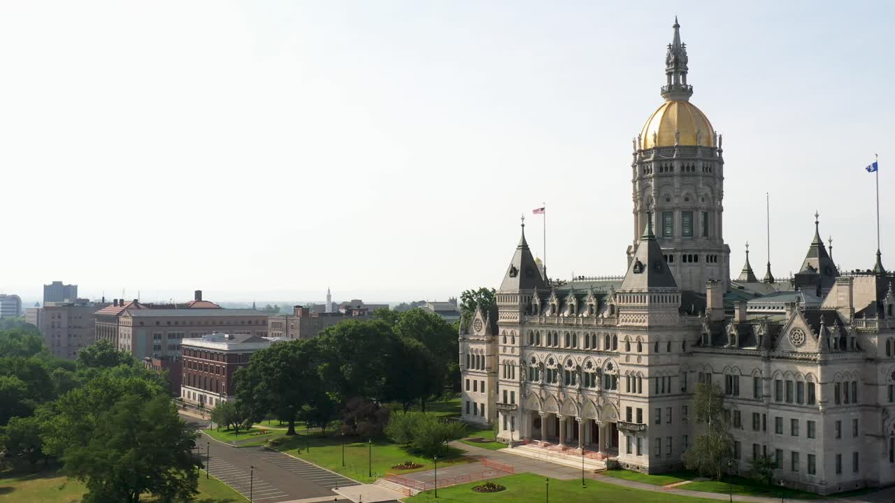 edificio del capitolio del estado de connecticut en hartford, connecticut con video de drones en ángulo moviéndose hacia los lados