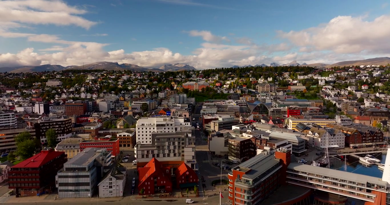 Drönarvy över stadssiluetten och landmärken runt Tromsös hamnområde, Norge