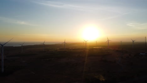 Luftaufnahme-Des-Sonnenuntergangs-über-Der-Vietnamesischen-Landschaft-Mit-Windmühlen-Turbinenpark-Zur-Erzeugung-Sauberer-Grüner-Energie