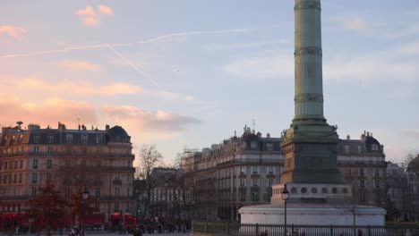 Bastillesäule-Und-Die-Umliegende-Pariser-Architektur-In-Der-Abenddämmerung-In-Paris,-Frankreich