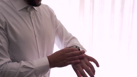 hombre comprobando reloj de muñeca