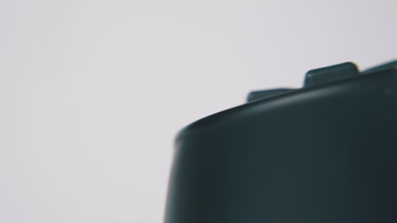 pasado el joystick negro de movimiento con botones sobre fondo blanco