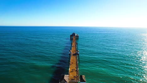 Drohne-Am-Pier-Am-Meer-Schoss-über-Den-Ozean