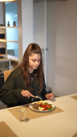mujer comiendo en casa