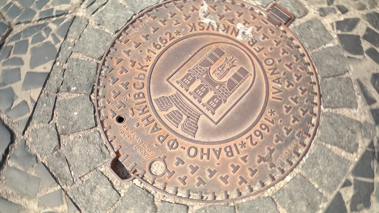 agujero de agua. alcantarillado urbano. metal