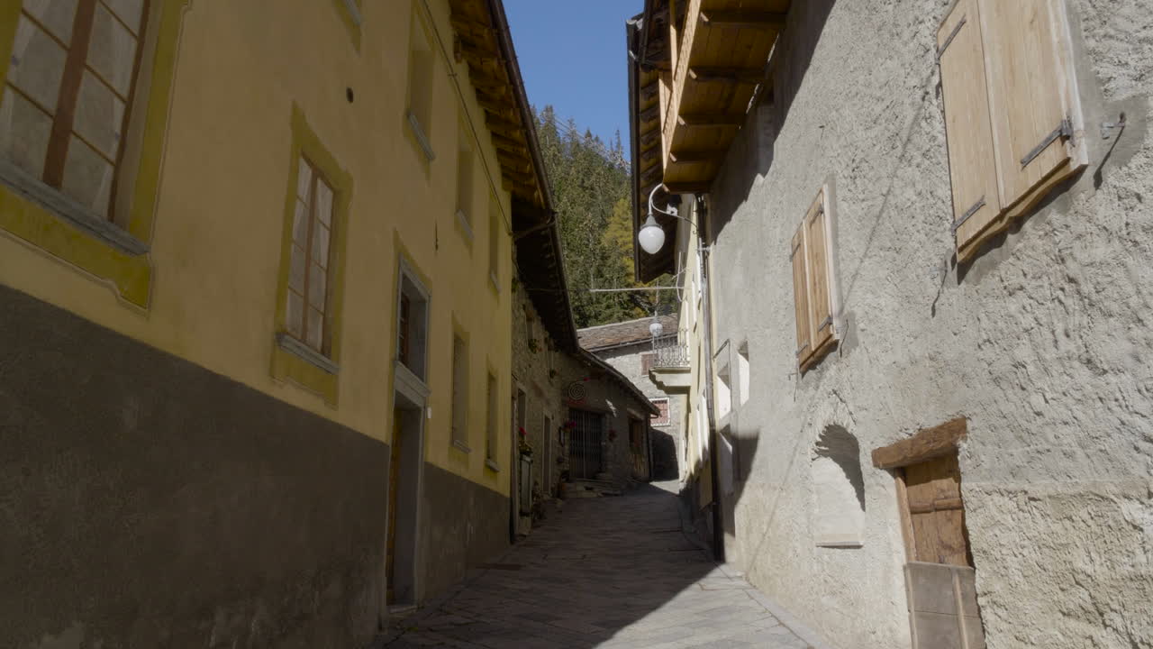 Una vista stradale delle tipiche case alpine a Rhêmes-Notre-Dame in Valle d'Aosta, Italia.