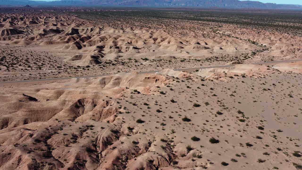 carreteras atraviesan colinas de arcilla y arena erosionadas en las montañas argentinas