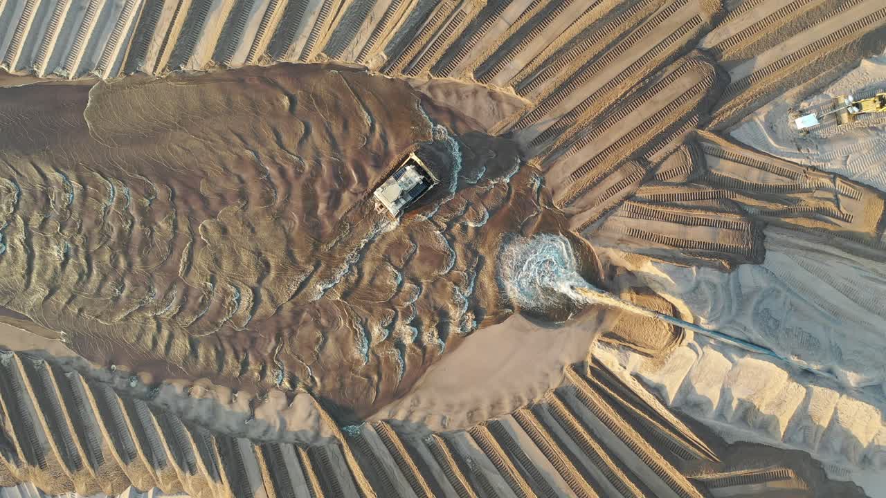 모래 구이에서 모래를 추출하는 작업