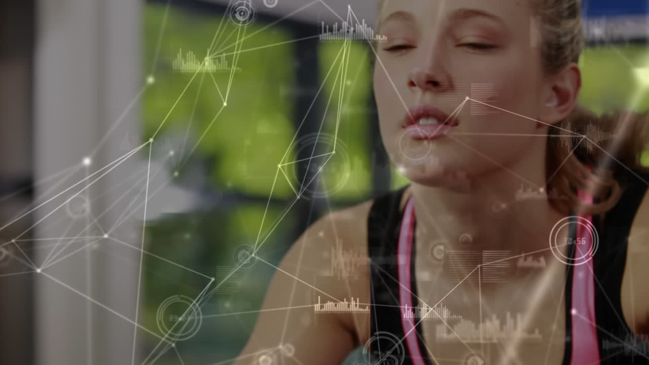 conexión de red con una mujer caucásica trabajando