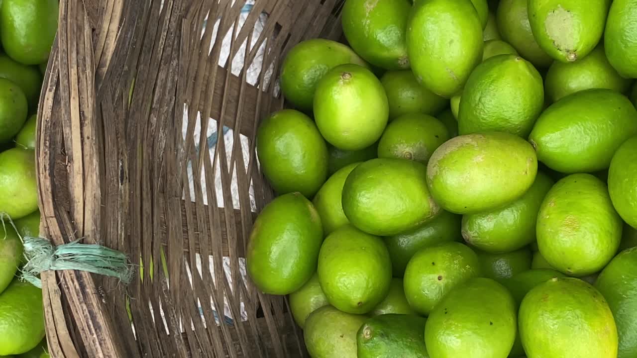 바구니에 신선한 유기농 라임 더미 위에 있는 상위 뷰