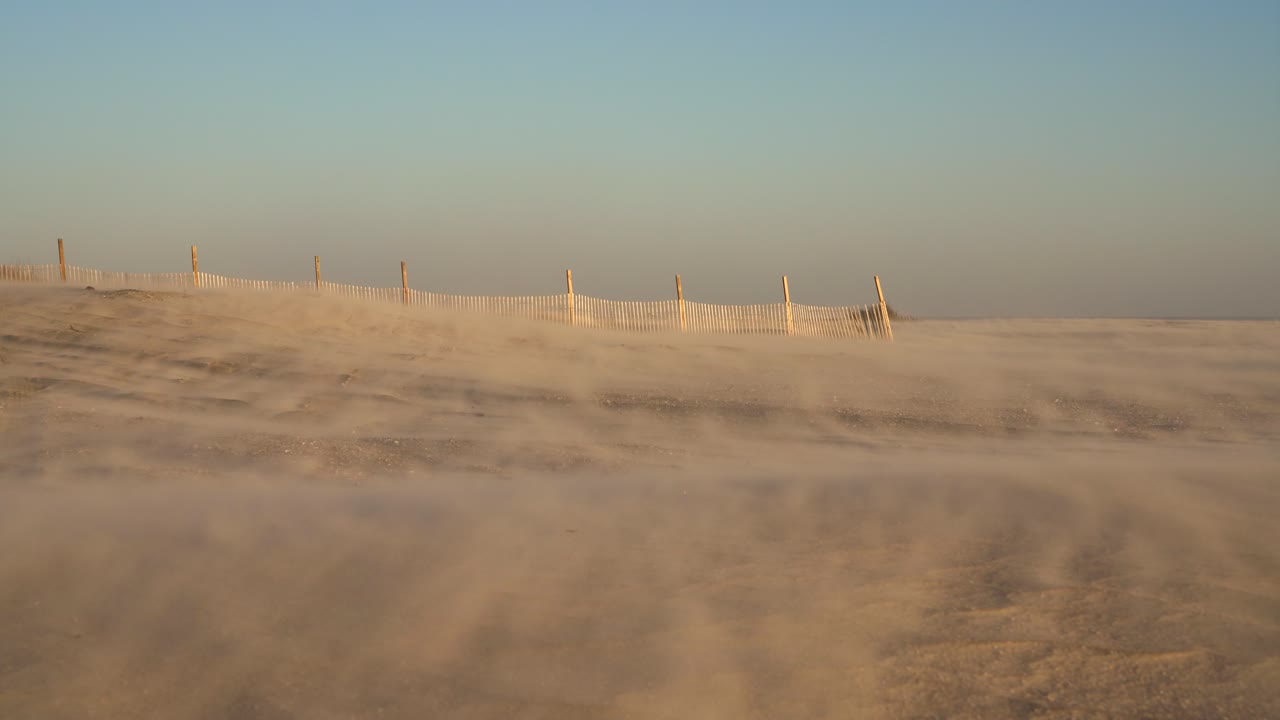 모래의 움직임, 잔인한 바람이 해안을 강타함에 따라 모래 염분이 형성됩니다.