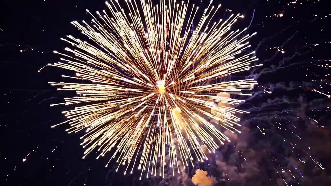Jasné barevné ohňostroje explodující na noční obloze