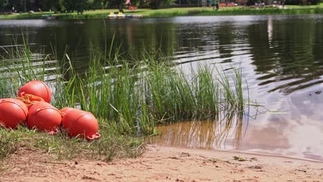 Boyas-Naranjas-Junto-A-La-Zona-De-Baño,-Seguridad-En-El-Agua-En-El-Lago