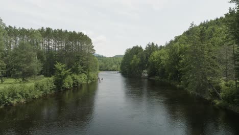 Drohne-Fliegt-Im-Sommer-über-Einen-Wunderschönen-Fluss-Und-Bewegt-Sich-Dann-Immer-Weiter