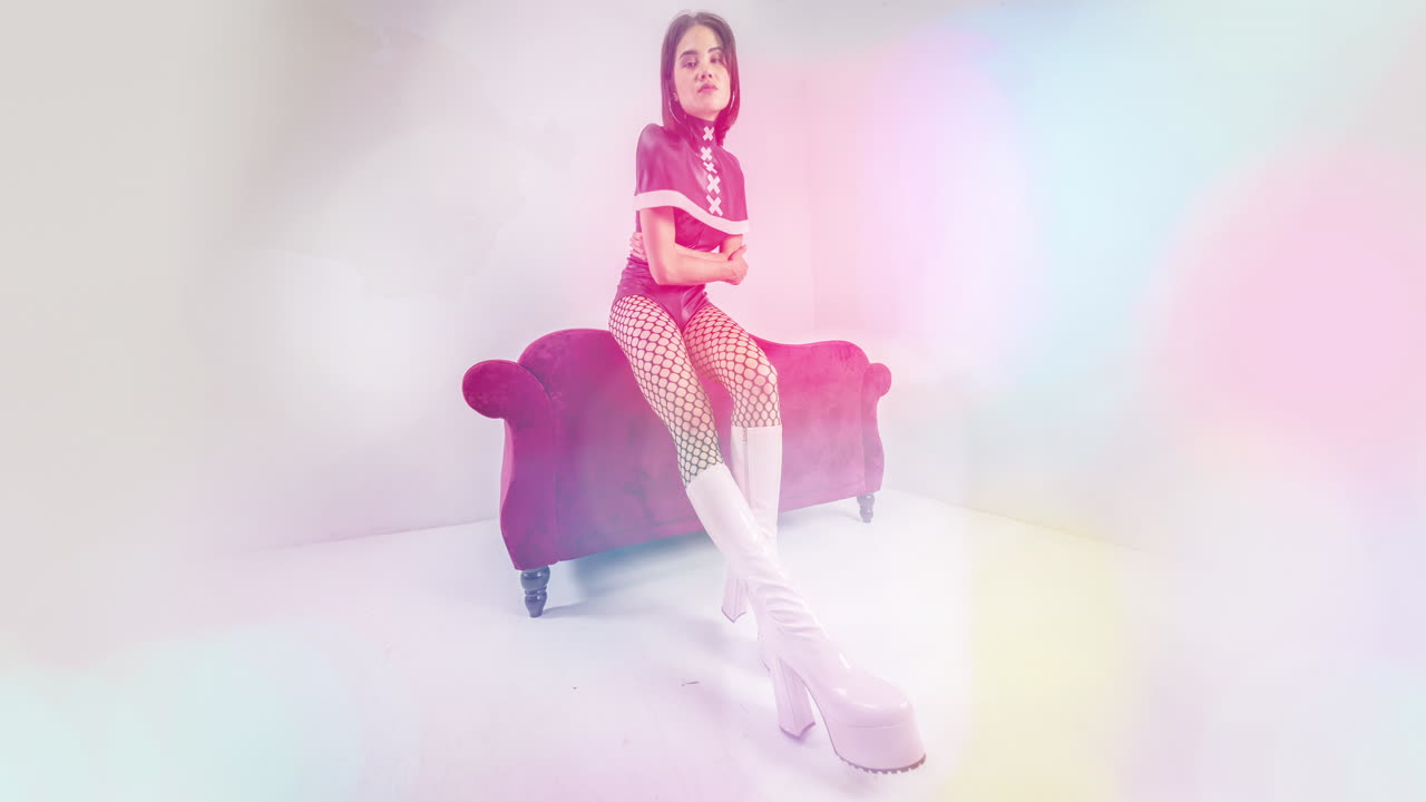 mujer posa con orejas de conejo de bola de espejo