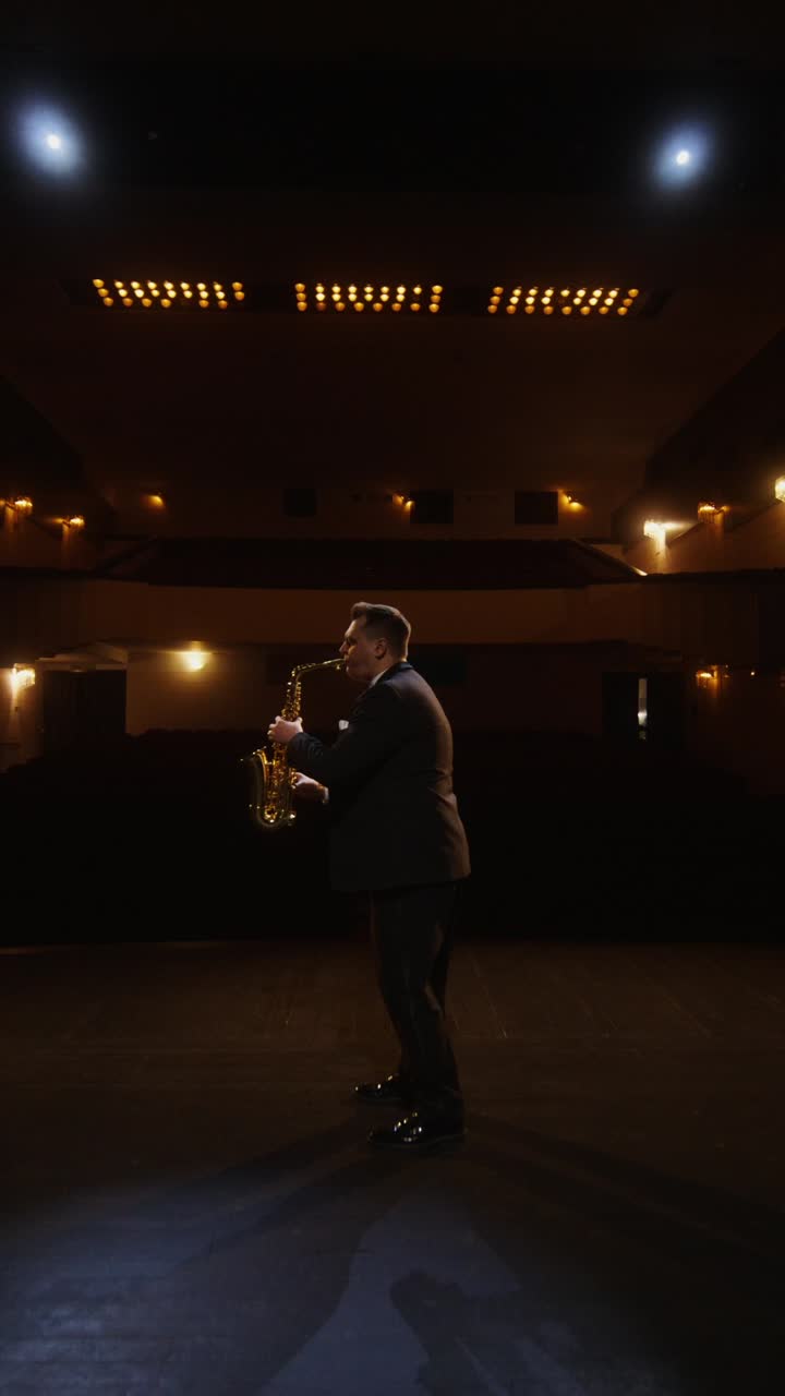 Saxofonista che si esibisce sul palco
