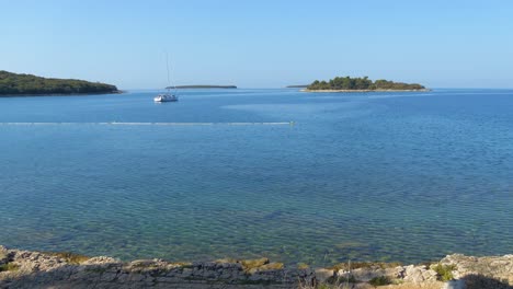 Vistas-Desde-La-Plaza-Rocosa-Hacia-Una-Isla-En-Medio-Del-Mar-Adriático-En-Croacia